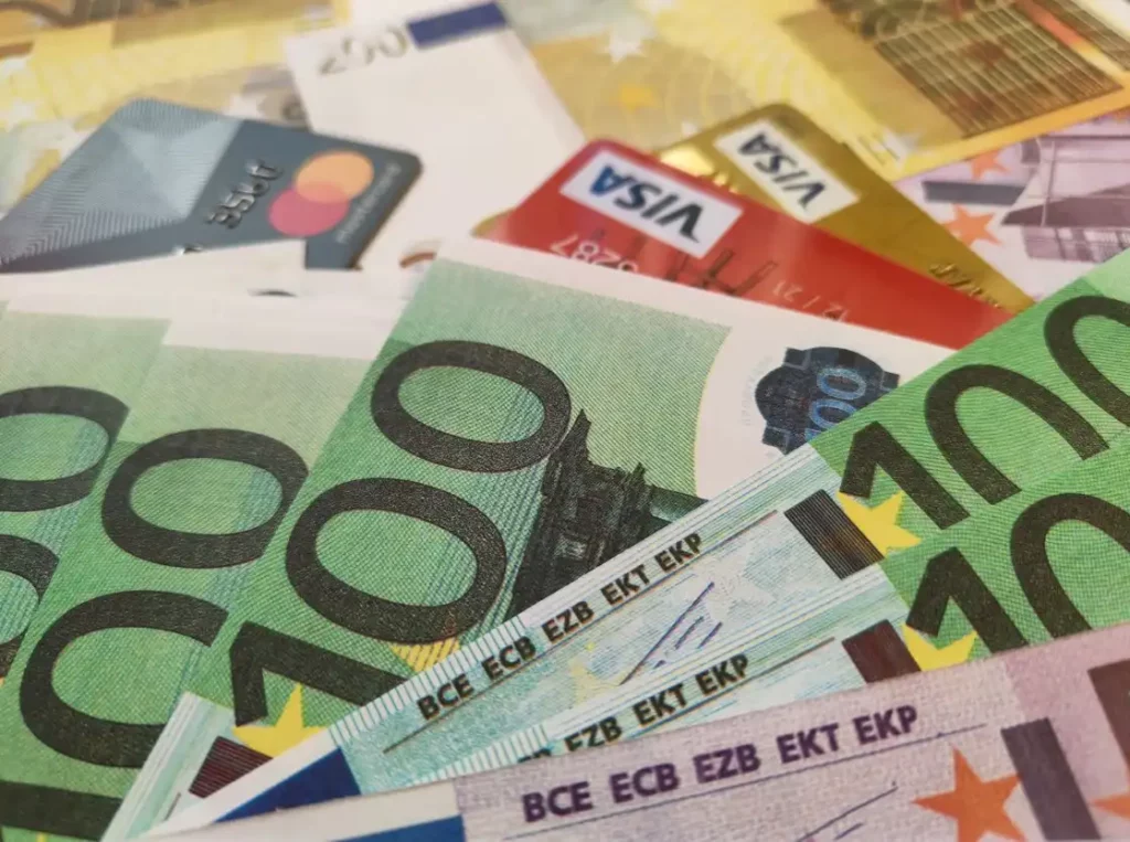 Euro Geldscheine und Visa Karten, Geld verdienen mit Erotik im Internet